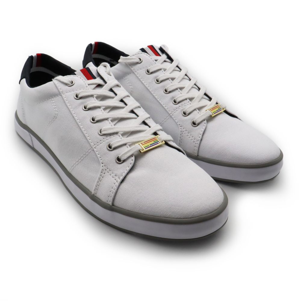 Diversity Schnürsenkel Badges (Lace Locks) an weißen Schuhen