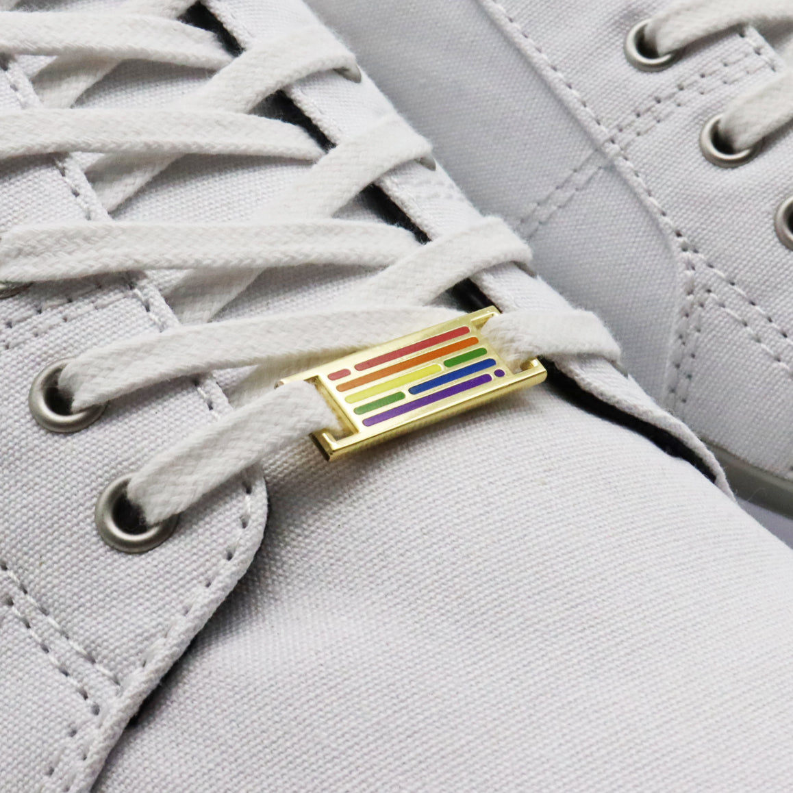 Rainbow Lace Locks an weißen Schuhen