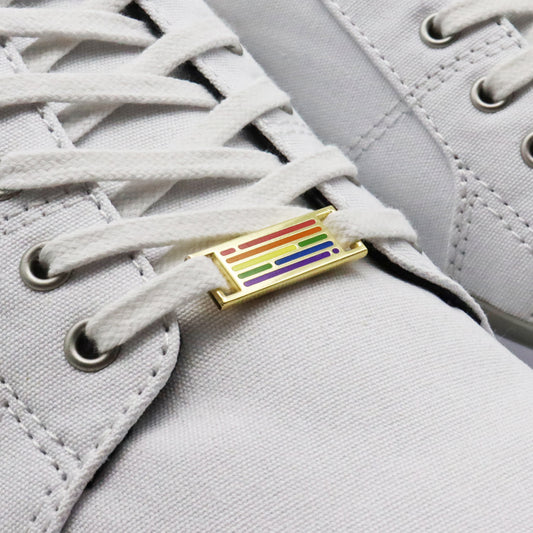 Rainbow Lace Locks an weißen Schuhen