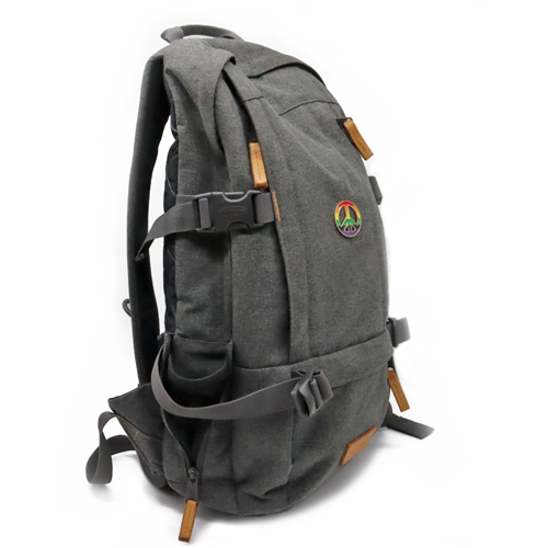 Happy Pride Pin (Peace-Zeichen) an grauem Rucksack