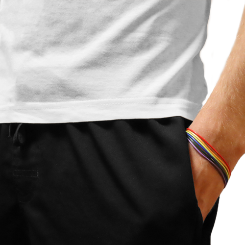 Pride-Streifenarmband als Accessoire zu schwarz-weißem Outfit