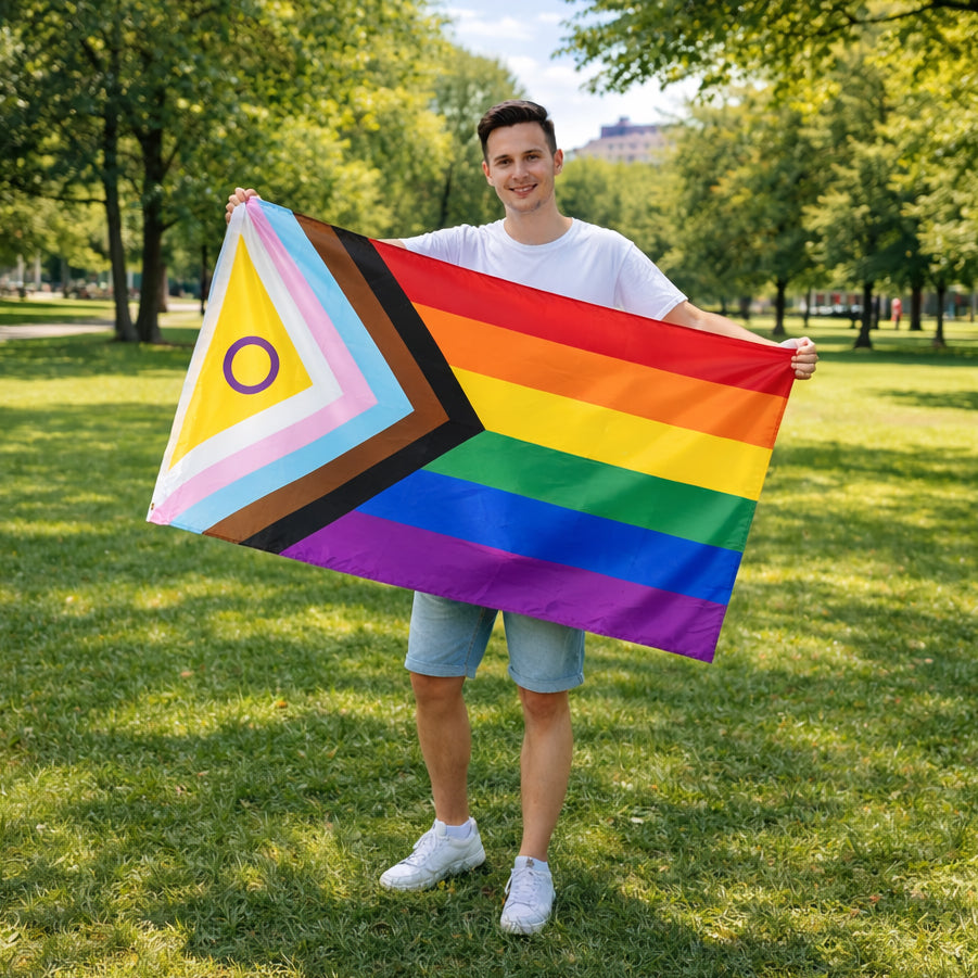 Junger Mann mit Progress Pride-Flage NEW