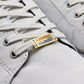 Rainbow Lace Locks an weißen Schuhen